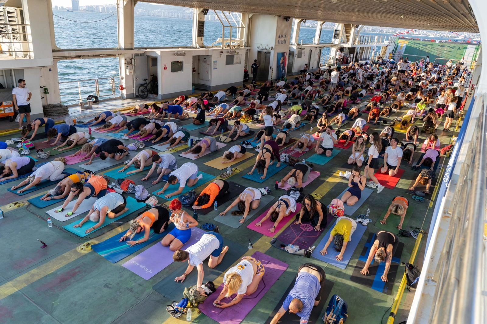 Körfez’in mavisinde 400 kişilik yoga buluşması