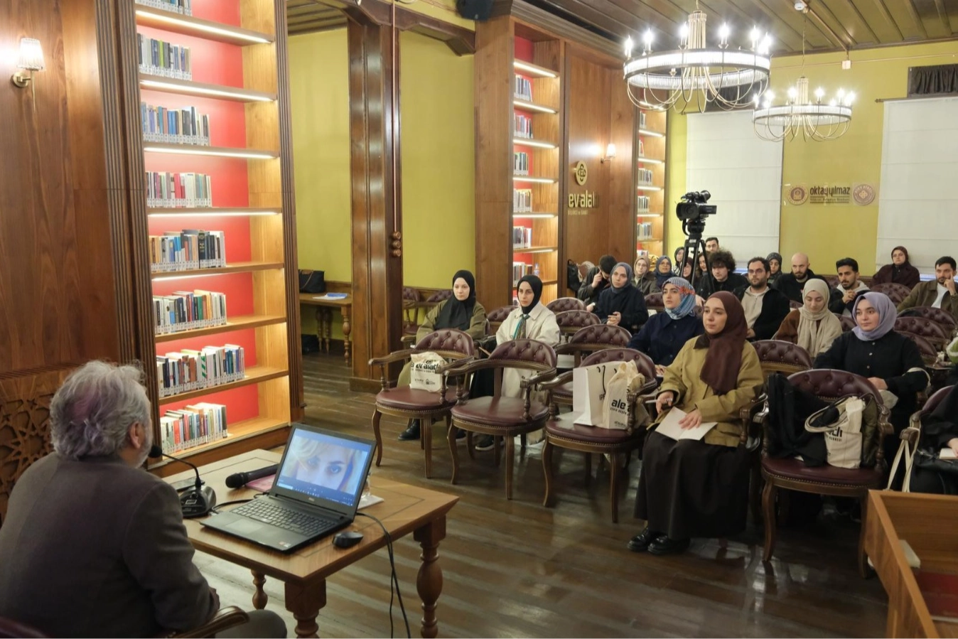 Bursa Yıldırım'da düşünce ve sanatın yeni adresi Alev Alatlı oldu