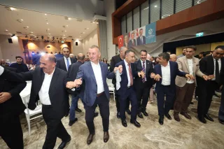 Başkan Büyükakın, Vanlıların halayına katıldı