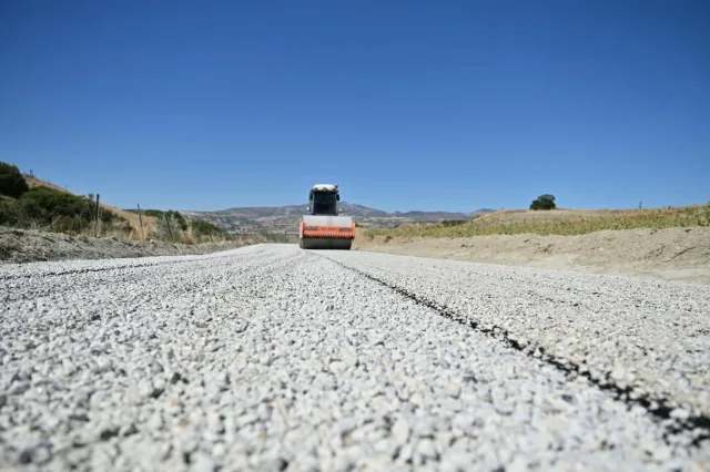Manisa Selendi’de 26 yıllık yola ilk asfalt