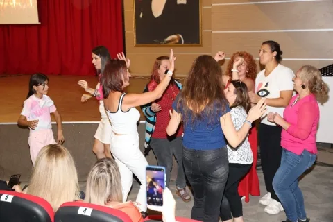 İzmir Çiğli Komedi Akşamları sezonu açtı