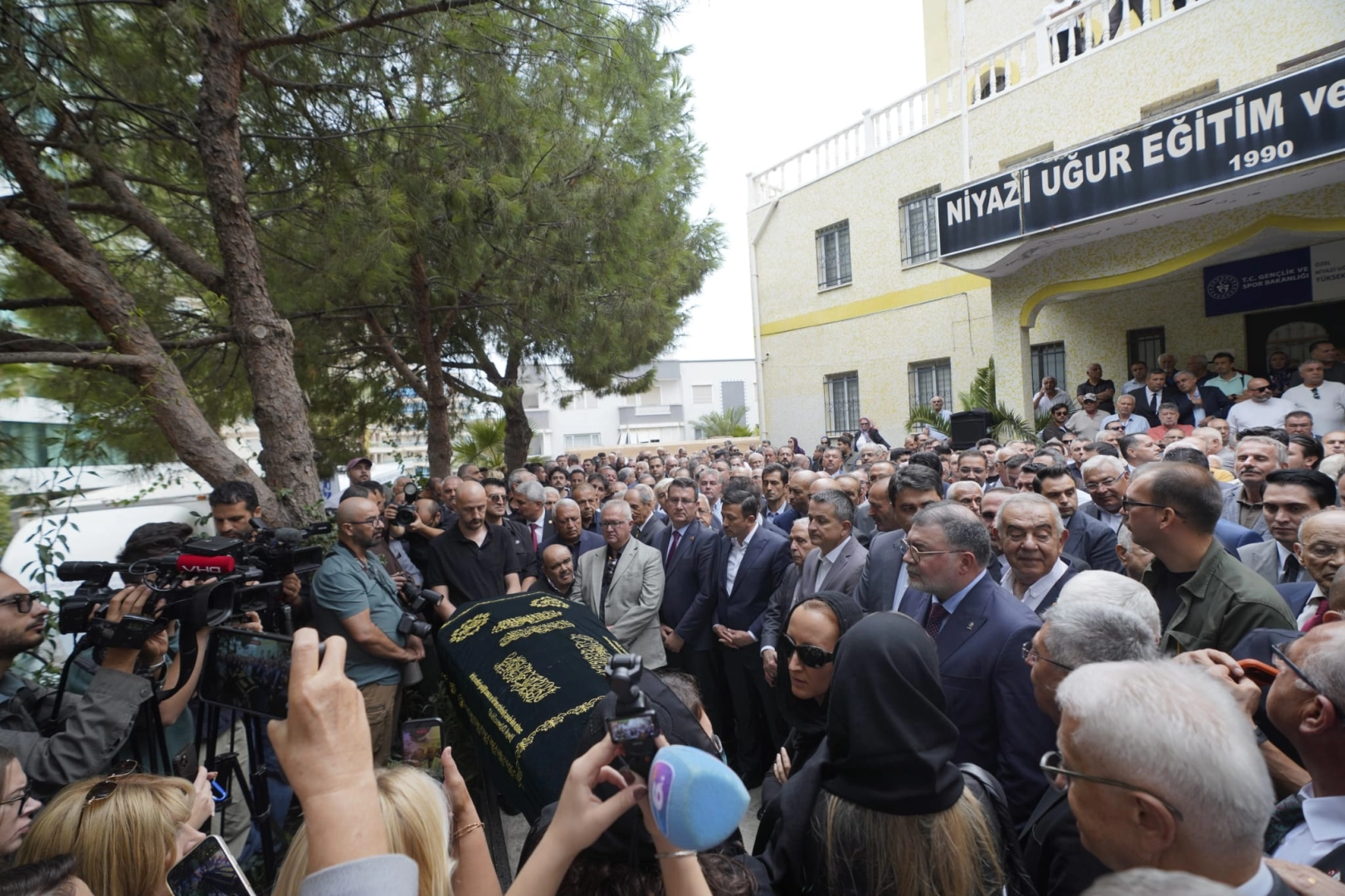 Burhan Özfatura son yolculuğuna uğurlandı